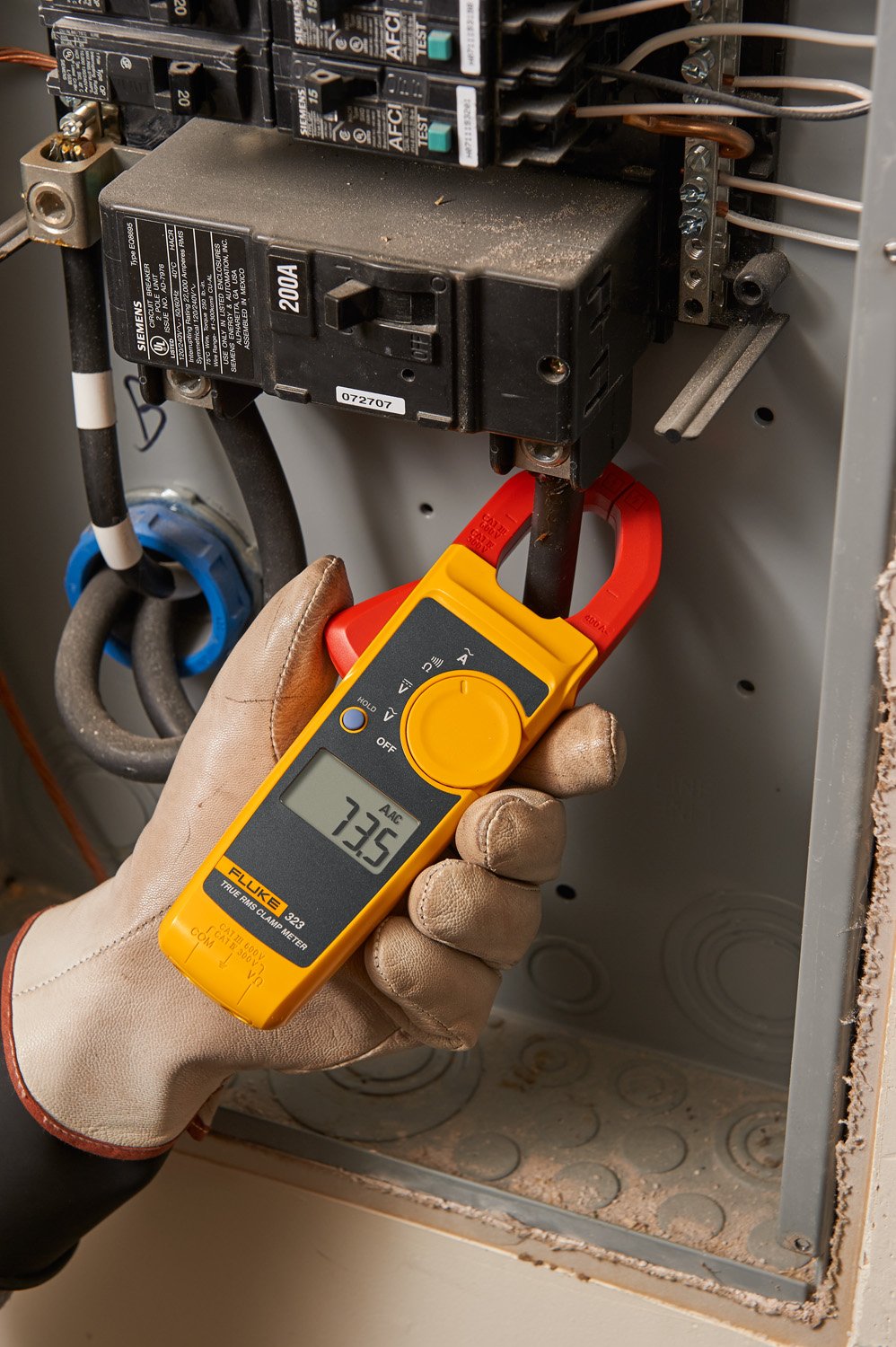Clamp Meter, Measures AC Current to 400 A, AC/DC Voltage to 600 V, Resistance and Continuity, with Soft Carrying Case I201846